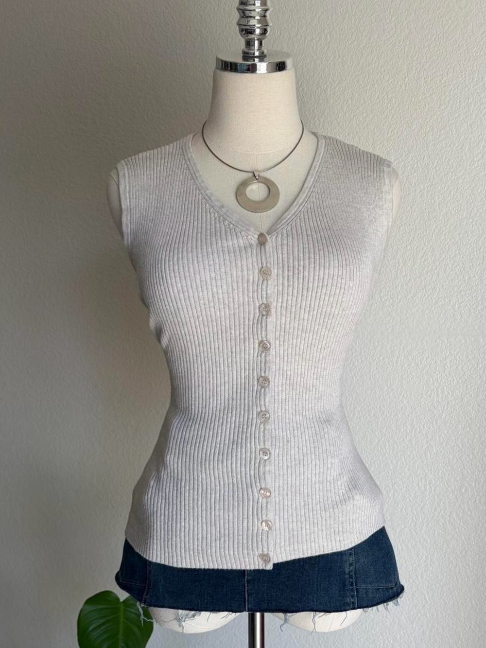 Jeremy Scott Light Gray Ribbed Button-Front Sleeveless Tank